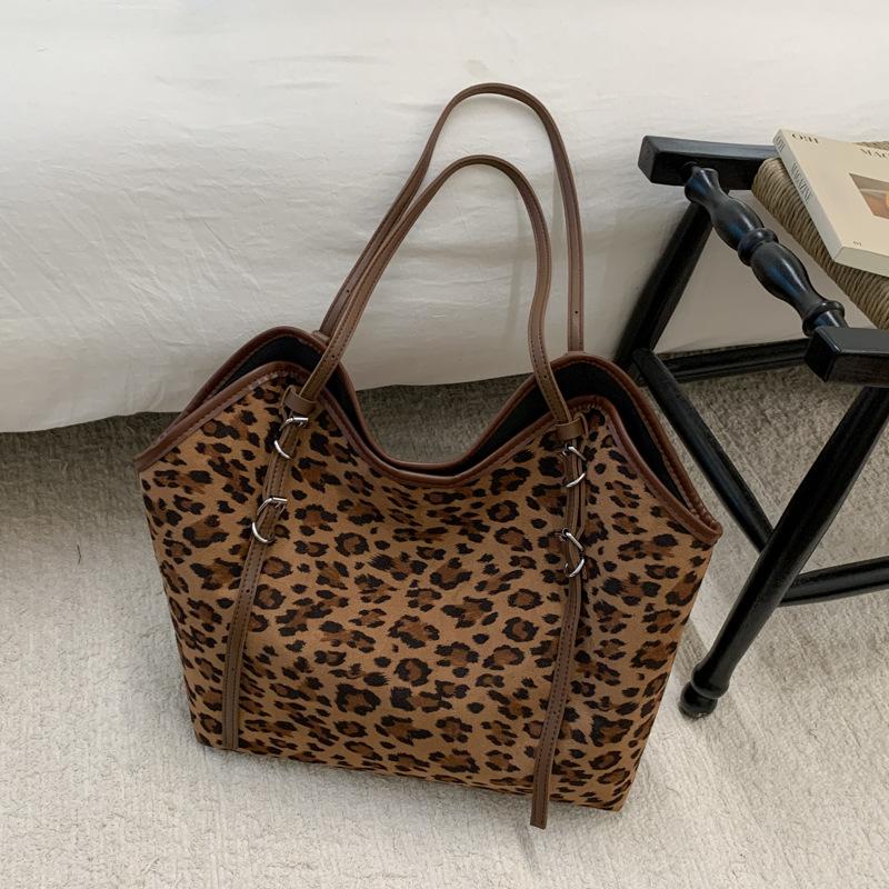 Leopard print bag women's 2025 new autumn and winter daily commuting versatile shoulder bag premium texture going out tote bag