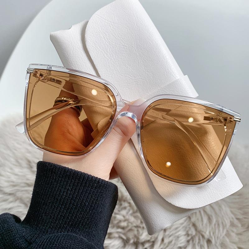 

Солнцезащитные очки Little Red Book с квадратными солнцезащитными очками в ретро-стиле для мужчин и женщин с одним и тем же абзацем.