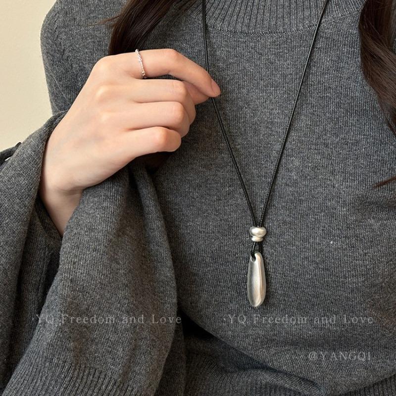 Minimalist Waterdrop Pendant Necklace for Women, Elegant Collar Accessory, Long Sweater Chain