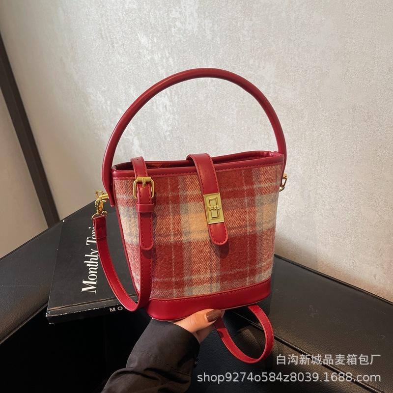 

Fashion high-end bag women s 2025 new autumn and winter niche retro bucket bag commuter casual versatile messenger bag червоний