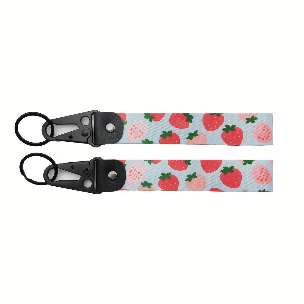 

Брелок с узором сердца, с ремешком на запястье и крючком для рюкзака - Дизайн «Клубничное граффити» для мотоциклов, автомобилей и велосипедов