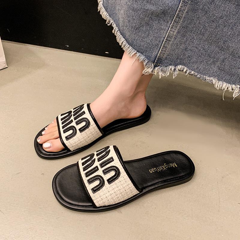 Dámské boty 2025 nové letní nošení francouzské malé sandály plážové sandály s plochou podrážkou a malým voňavým větříkem jednoslovné pantofle