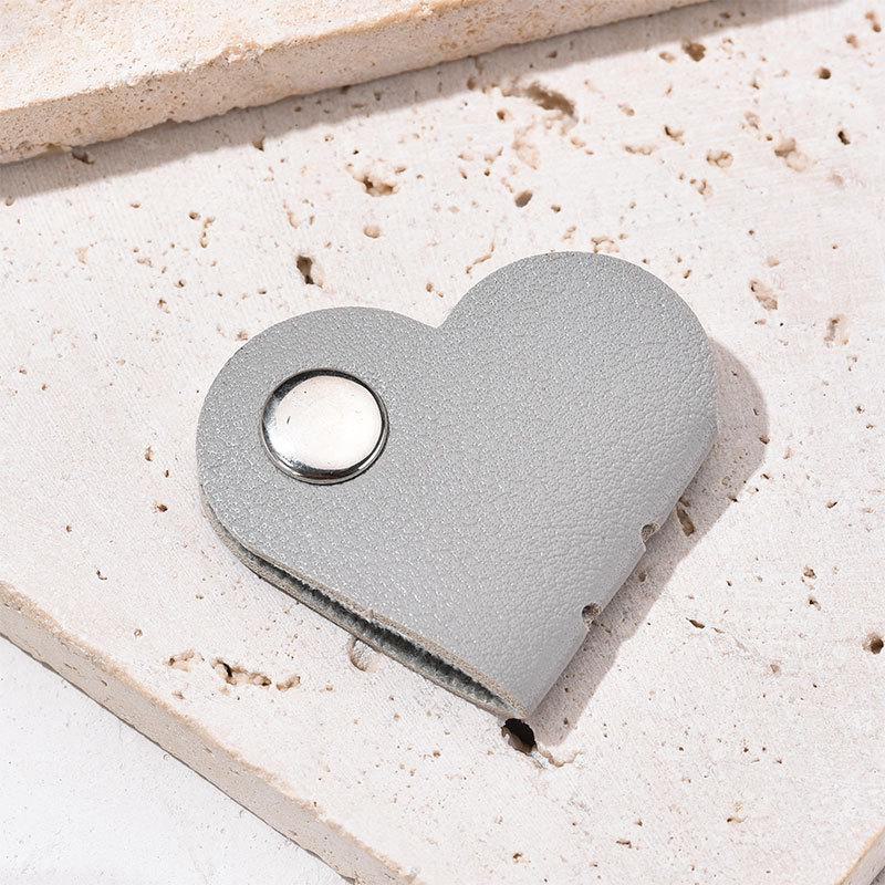 Kožený organizér na kabely a sluchátka ve tvaru srdce