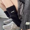Y2k Puños Negros Blancos de Punto Logo Metálico Japonés Calentador de Pierna de Calcetín de Invierno para Mujer Calidez Versátil para el Pie Nuevo