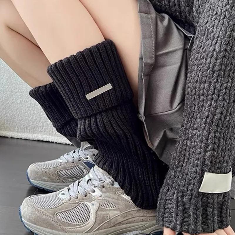 Y2k Puños Negros Blancos de Punto Logo Metálico Japonés Calentador de Pierna de Calcetín de Invierno para Mujer Calidez Versátil para el Pie Nuevo