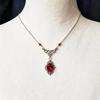 Collana Vittoriana Gotica con Pietra di Vetro Rosso Intenso e Catena a Croce per Donna