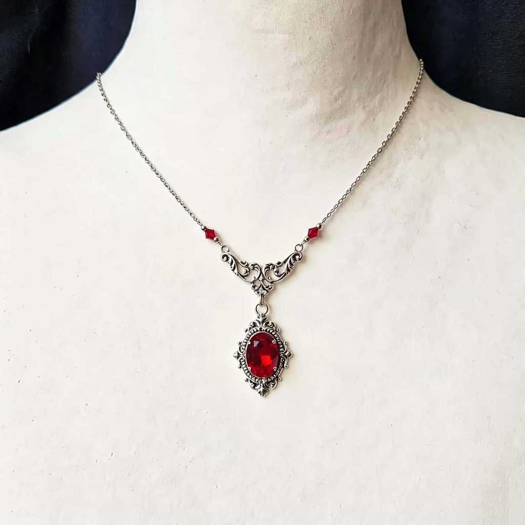 Collana Vittoriana Gotica con Pietra di Vetro Rosso Intenso e Catena a Croce per Donna