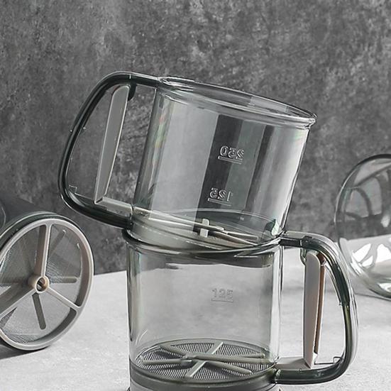 Handlicher Mehl-Sieb Transparenter Lebensmittel-Kunststoff Manuelles Mehl-Sieb Doppelschichtige Messbecher Mehl-Sieb zum Backen Puderzucker Kakao Matcha