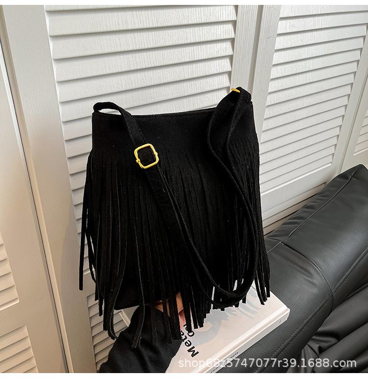 

2025 New American Bohemian Fringe Crossbody Bag Vintage Matte Texture Bucket Shoulder Bag Commuter Women s Bag