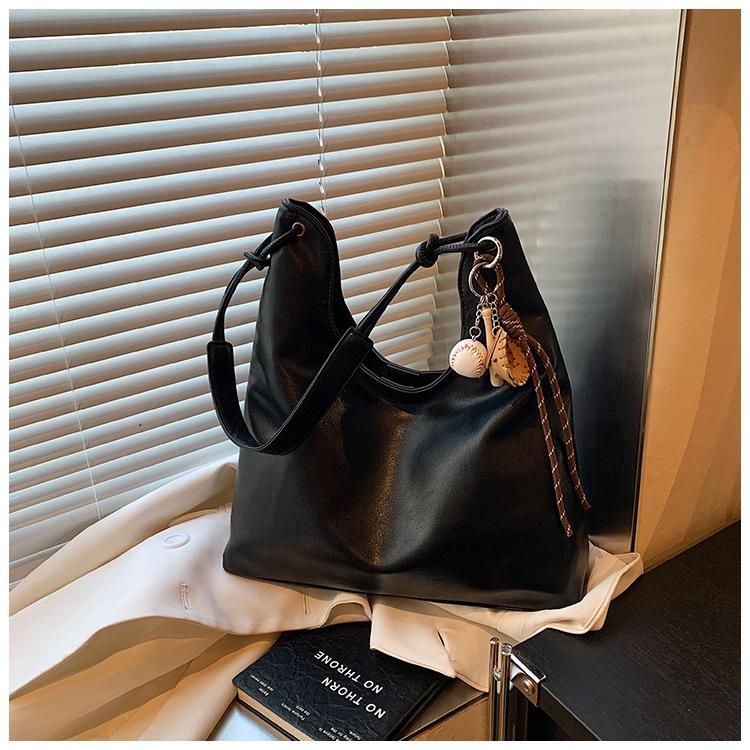 

Осень и зима новая ретро сумка большой вместимости женская высококачественная текстурированная сумка-тоут из мягкой кожи для поездок на работу, сумка под мышкой, на плечо No pendant чёрный