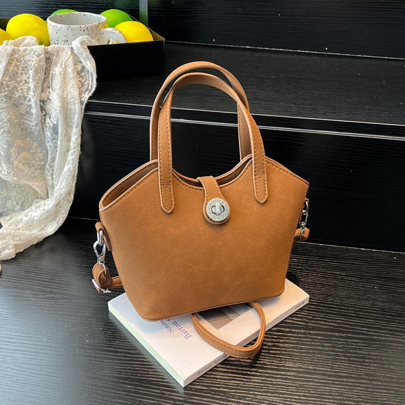 Retro bag women's large-capacity autumn new niche messenger bag casual portable commuter bucket bag