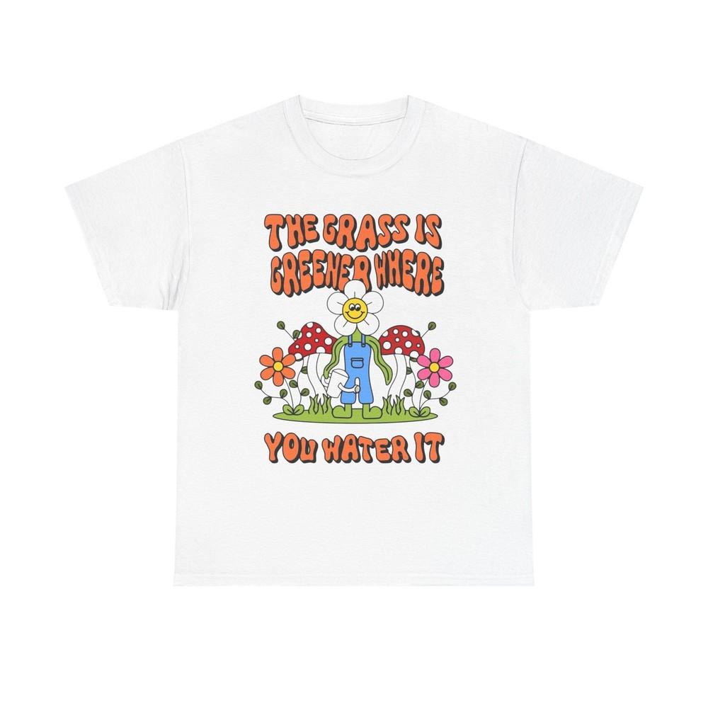 

Трава зеленее там, где её поливают. Графическая футболка. Унисекс. Тяжёлая хлопковая футболка. S