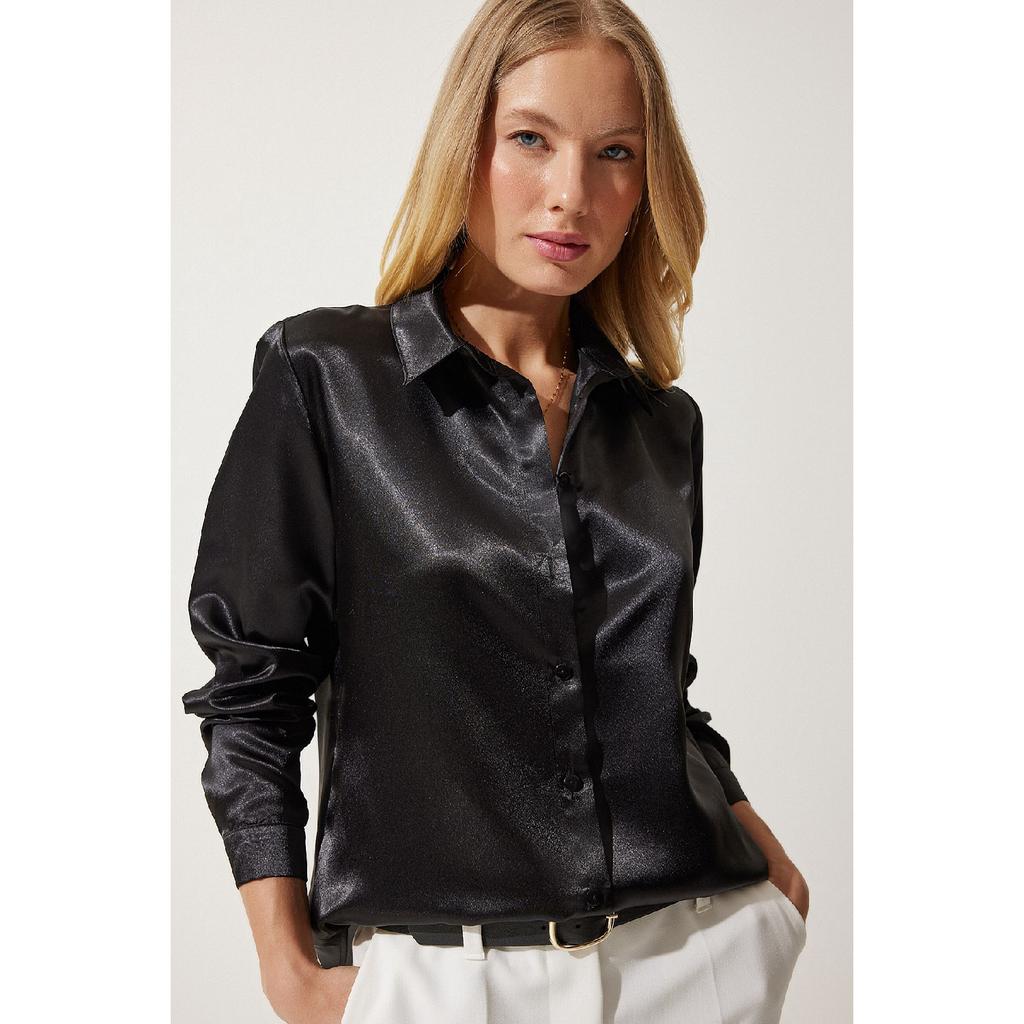Camisa negra con superficie de satén ligeramente drapeada para