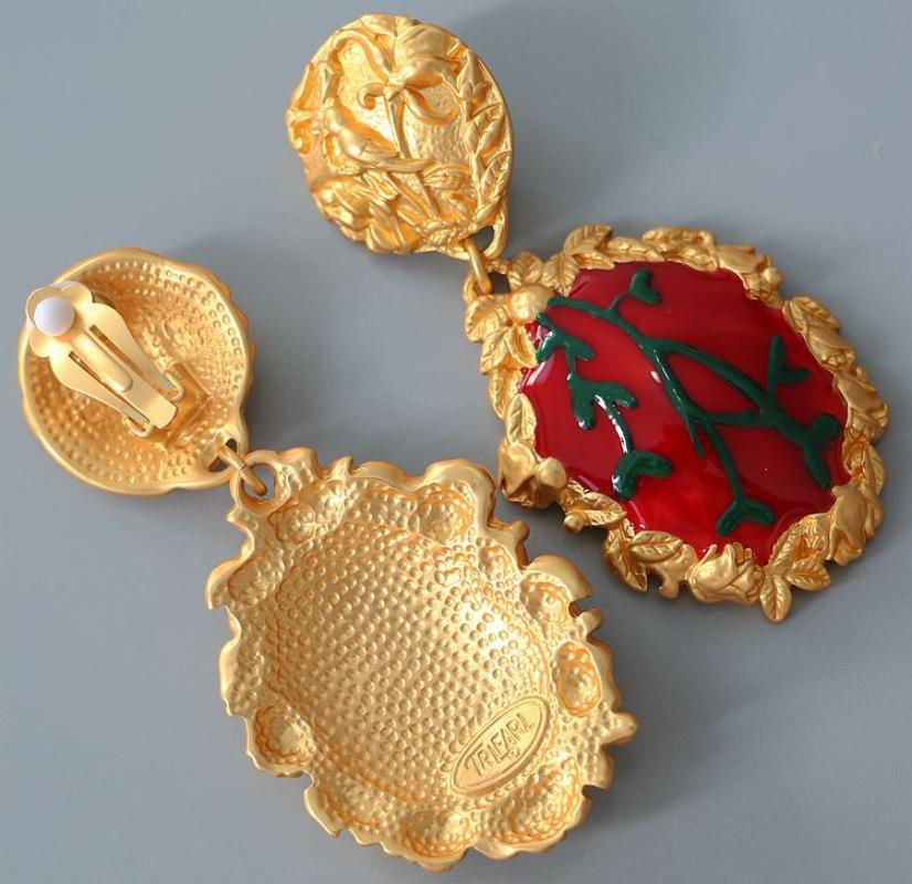 

Replica vingated copper plated real gold sweep shoulder hand-carved flower and bird whispering earrings