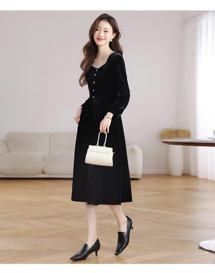 Elegantní dlouhé sametové černé šaty ve stylu Hepburn, přiléhavé a stahující v pase, ideální na podzim.