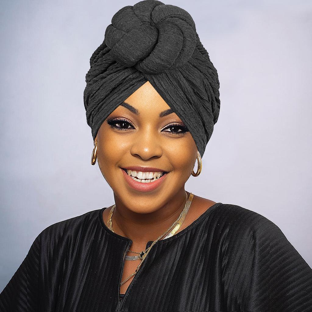 Africké módní uzlování, lehký luxus, přehnaný styl, ruční svatba, důležité příležitosti nošení šátků, klobouků a