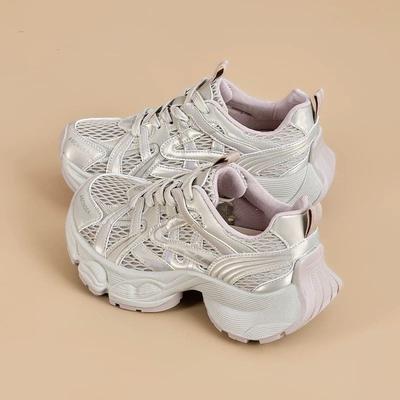 Dad Shoes sind ein neuer Bestseller für Frauen. Sie sind dünne, atmungsaktive und höhenvergrößernde Freizeitsportschuhe.