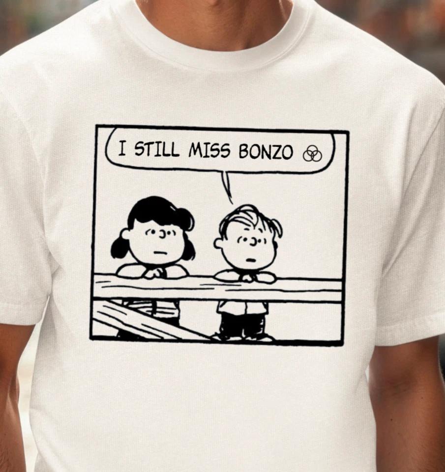 Футболка  Я все еще скучаю по Бонзо , Вдохновленная Peanuts и Джоном Бонхэмом, Zeppelin M