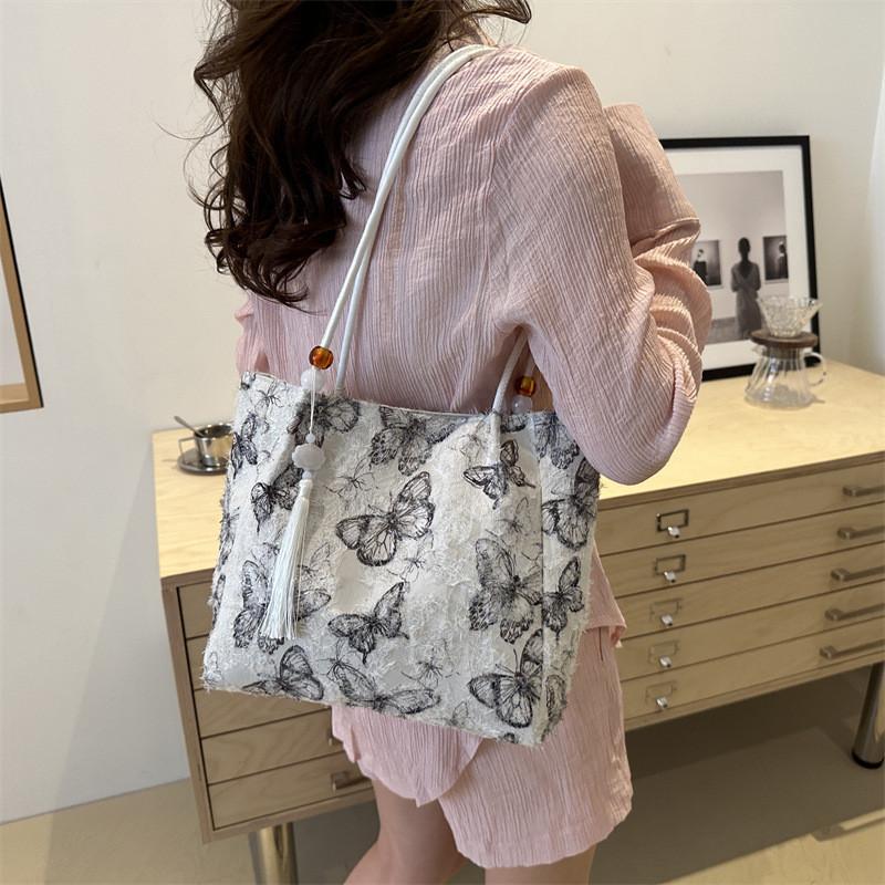 Chic And Trendy New Chinese Style Shoulder Bag For Women Spacious Commuter Tote With Unique Stitching