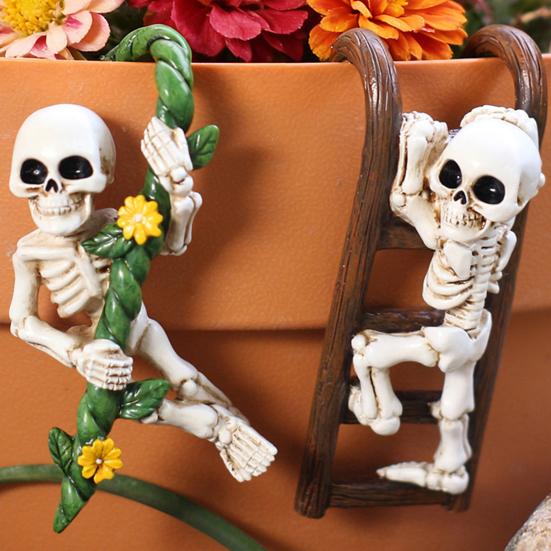 2 Pcs Funny Climbing Skeleton Statues Small Resin Skeleton Planter Hugger for Flowerpot Patio Balcony Porch Yard Lawn Garden Halloween Decor