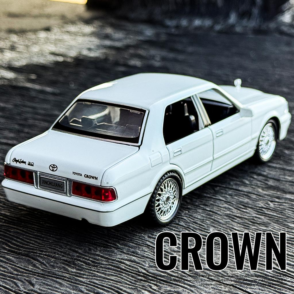 1/32 Toyota Crown Alloy Model Car Toy Diecasts Metal Casting Sound and Light Car Toys For Children Vehicle