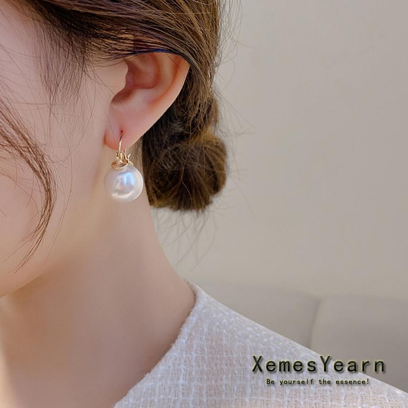 

2026 New Elegant Lady Style Pearl Pendant Earrings Fashion Simple Korean Woman s Jewelry Luxury Christmas Party Unusual Earrings Champagne gold білий