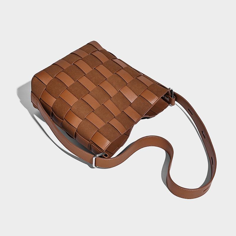 Fashionable retro woven bag, new niche high-end large-capacity commuter bucket bag, shoulder bag, crossbody bag, underarm bag