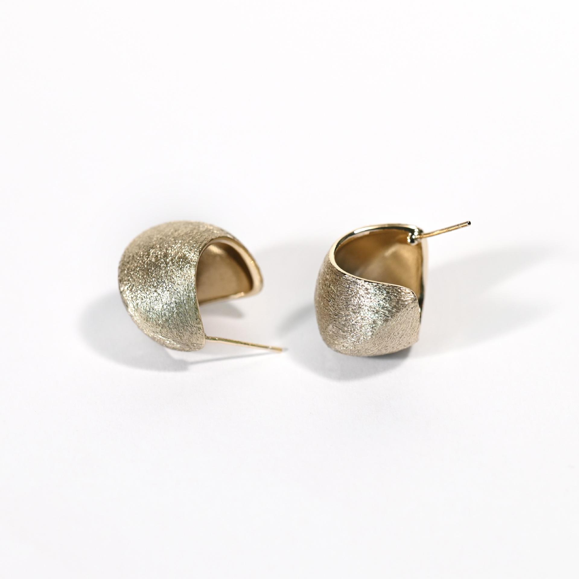 

Autumn and winter new European and American copper-plated K real gold earrings brushed texture stud earrings design geometric versatile earrings