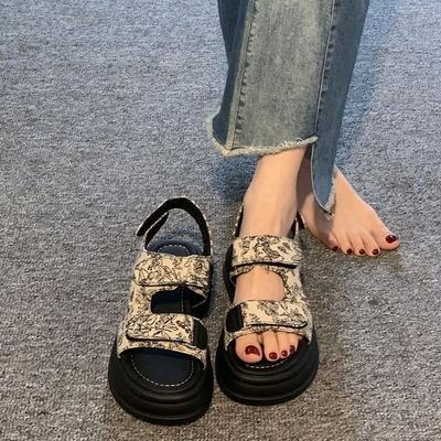 Römische Muffin-Sohlen-Sandalen Sommer Neu Klettverschluss Neu Chinesisch Lässig Plateau Strand Schuhe