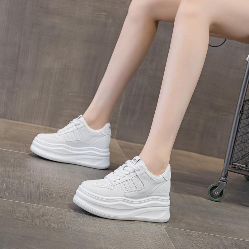 Leder kleine weiße Schuhe Damen Herbst neue vielseitige dicksohlige Innenhöhe erhöhen Freizeitschuhe kleine Sportschuhe Board-Schuhe