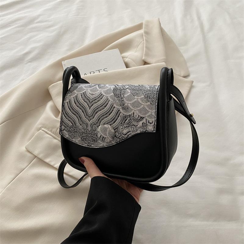 Супер огонь маленькая сумка женская 2025 новая трендовая европейская и американская простая атмосфера сумка через плечо текстура деловая маленькая квадратная сумка ниша