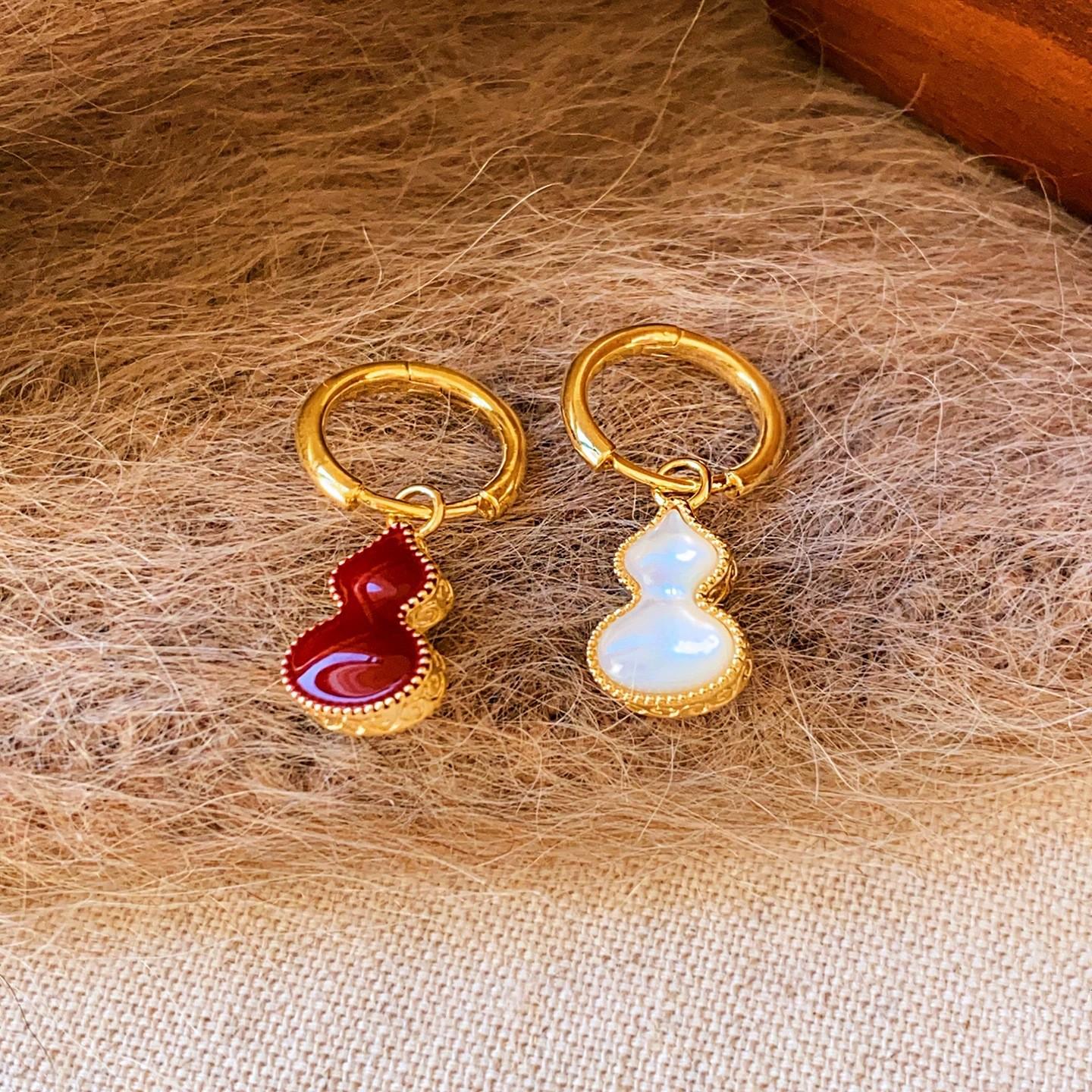 Red Mother-of-Pearl Double-Sided Gourd Earrings for Women: Retro Luxury, Gentle Fashion, Versatile Studs.