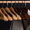 Set da 5 grucce in legno vintage per uso domestico, progettate per abiti e cappotti con spalle larghe, ideali per capi in cashmere