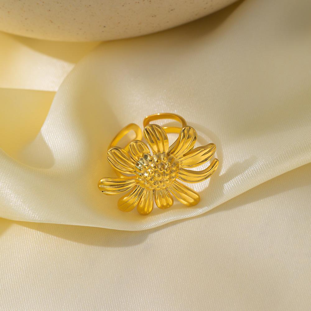 

То же самое титановое стальное 18-каратное золото, высококлассный кулон, набор украшений «подсолнух-маргаритка», женский тренд.