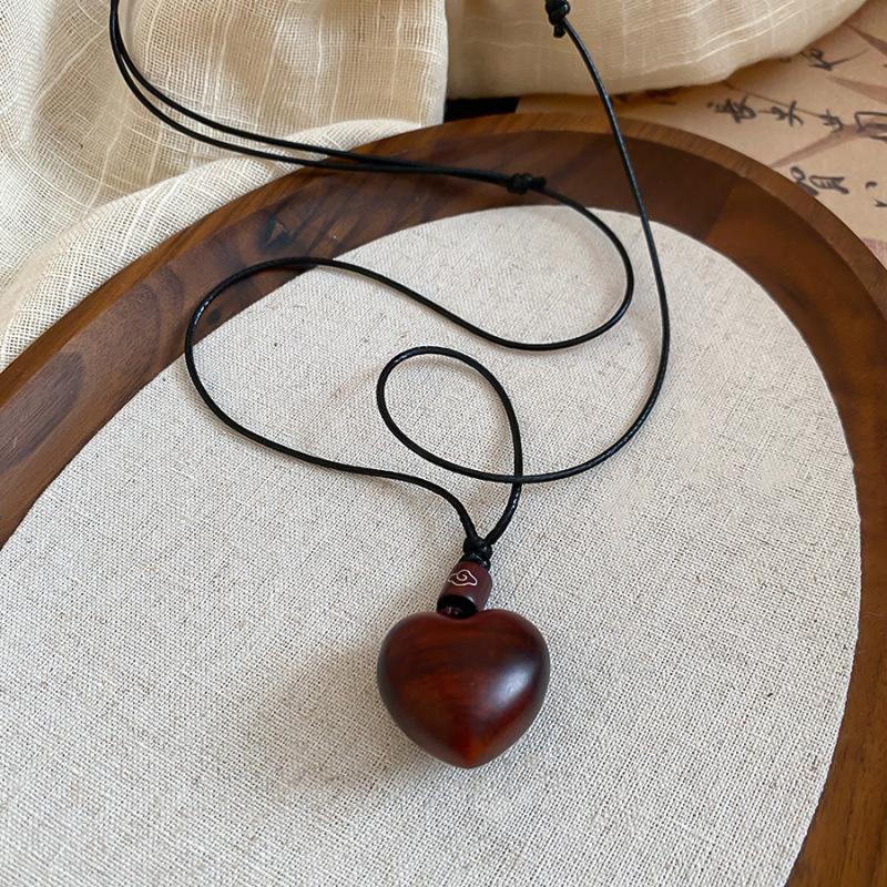 

French Elegant Classic Heart-Shaped Wood Sweater Necklace Fashionable Jewelry Accessory for Ladies