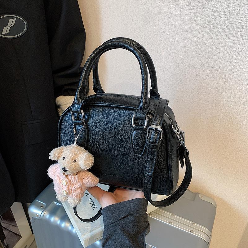 Premium portable small bag women's new fashion shoulder bag commuter messenger bag