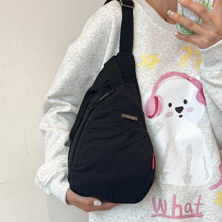 

2025 новая модная сумка женская классическая простая универсальная сумка-мессенджер мужская и женская нагрудная сумка 16*8*32 чёрный