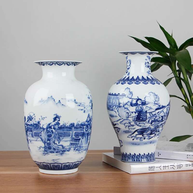 Klassische chinesische blau-weiße Keramikvase, antike Tischvase aus Porzellan für die Dekoration von Hotel-Speisesälen