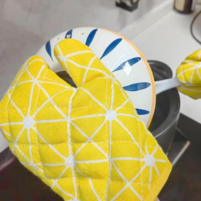 2 Pieces of Insulated Kitchen Gloves, Heat-resistant Microwave Gloves, Heat-resistant Thickened Grid Oven Gloves