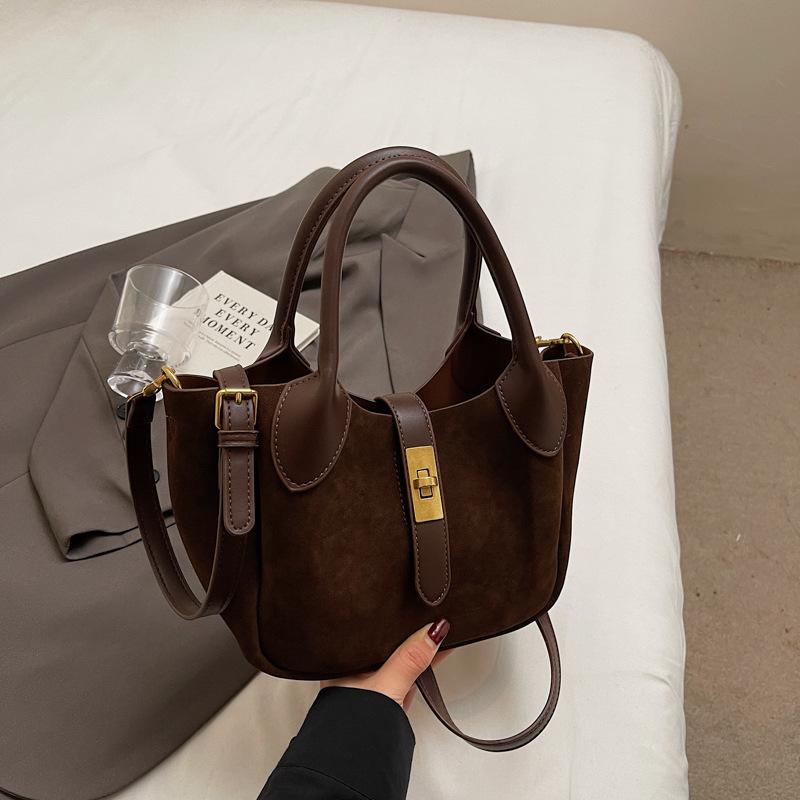 

Premium sense retro niche handbag vegetable basket bag women s new texture foreign gas bucket bag shoulder messenger bag 26*12*18 темно-коричневого