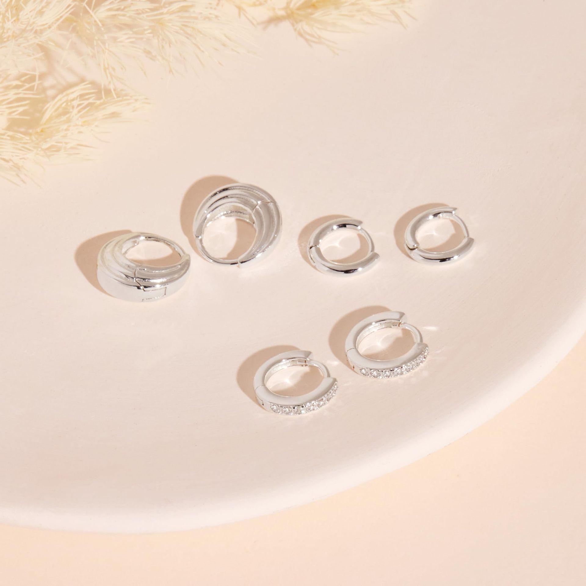 

Медные круглые клипсы для ушей: Изысканный комплект из трех предметов с первоклассным универсальным дизайном для изысканного образа. Style 3: Three-piece set серебряный