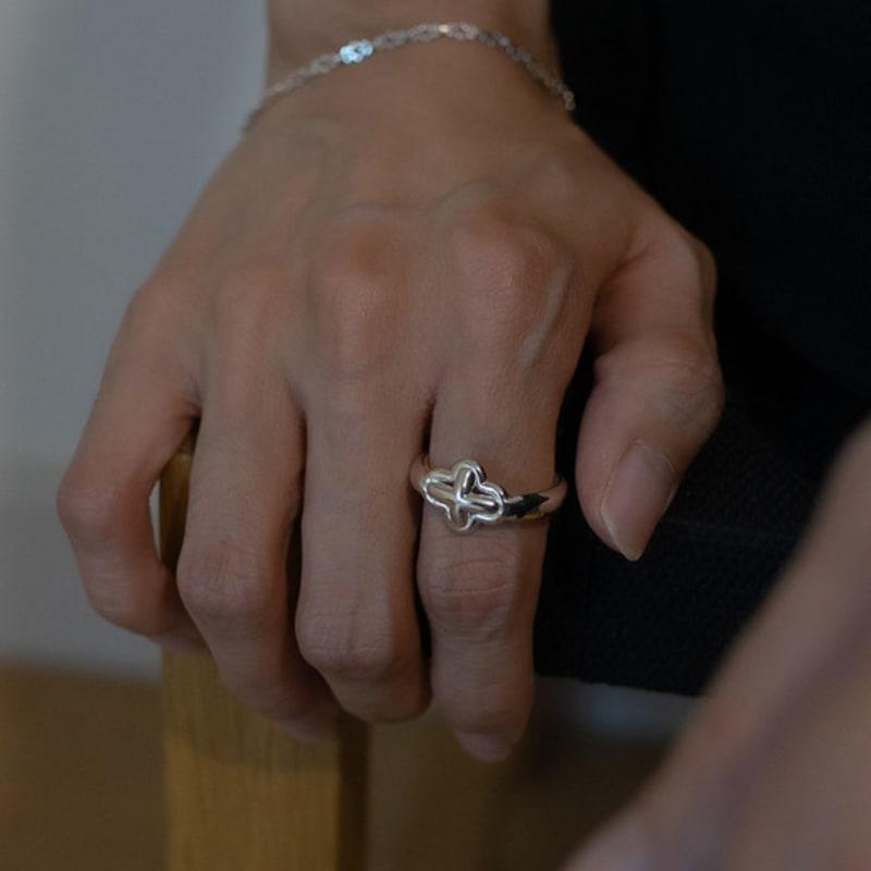 Invisible Collage HUG BLOOM RING