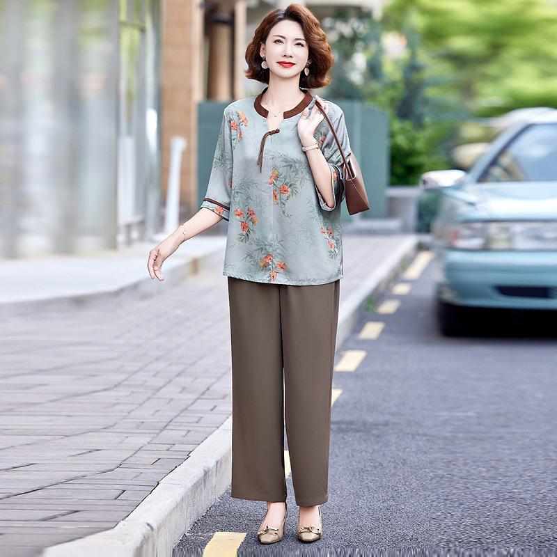 

Chic Summer Two-Piece Set for Mature Women: Short-Sleeved Top and Stylish Pants 5XL синій