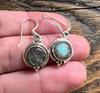 Solide 925er Sterlingsilber Labradorit Runder Cabochon Handgefertigte Hängeohrringe Geschenk für Sie Boho Ohrringe