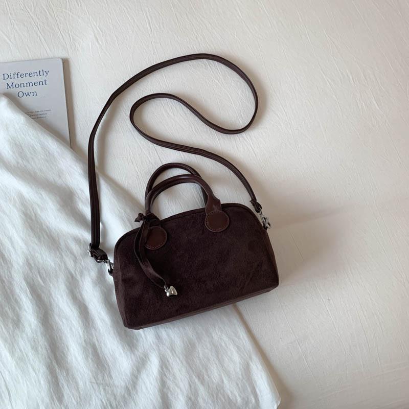 

2025 осень новая маленькая свежая сумка женская ретро повседневная матовая сумка-боулинг чувство моды сумка-мессенджер для поездок на работу