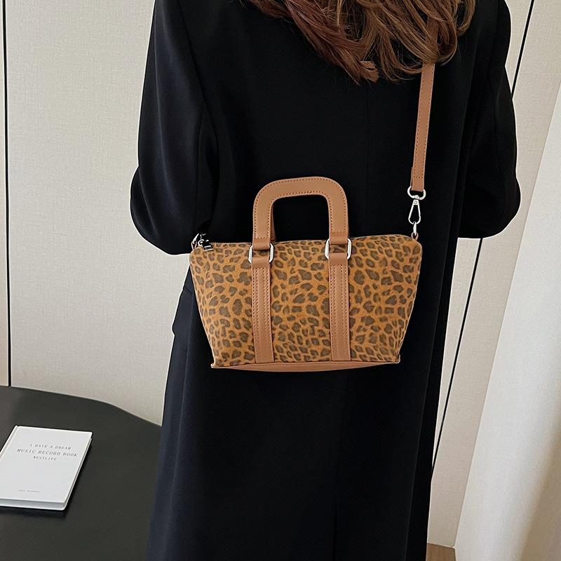 

Корейская версия ретро леопардовый принт женская 2025 зима новая модная нишевая сумка через плечо мессенджер супер огонь сумка интернет-знаменитости 27*10*15