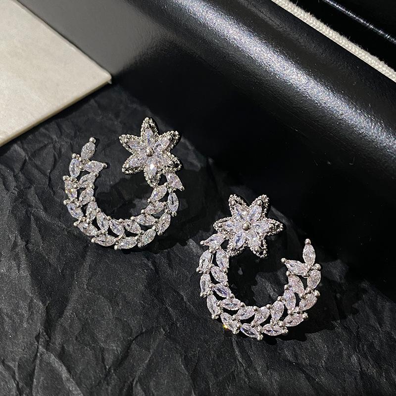 

Серьги-гвоздики в виде листьев и цветов, корейская версия, простые, слегка инкрустированные, легкие, роскошные, дизайнерские серьги Sense Niche, серьги-гвоздики в виде луны и пятиконечной звезды для женщин серебряный