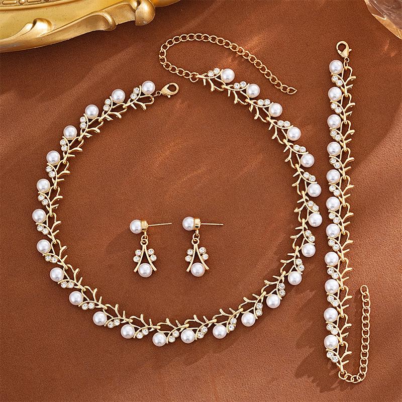 Elegant Pearl Bridal Jewelry Set: Necklace & Earrings