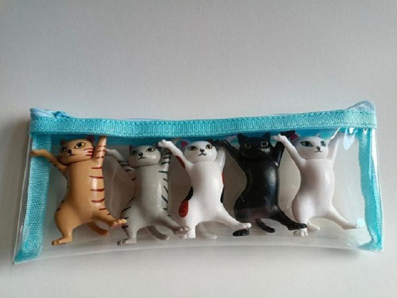 

Очаровательная подставка для ручек в японском стиле в виде кошки: Милый дизайн кота, несущего гроб.