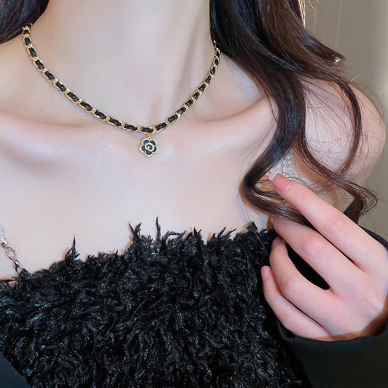 Gold-Plated French Court Pearl Flower Necklace - Retro, Simple, Versatile Fashion Clavicle Chain.